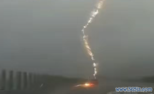 强光一闪整车断电!车辆遭逢近距离闪电:车内东谈主员毫发无伤